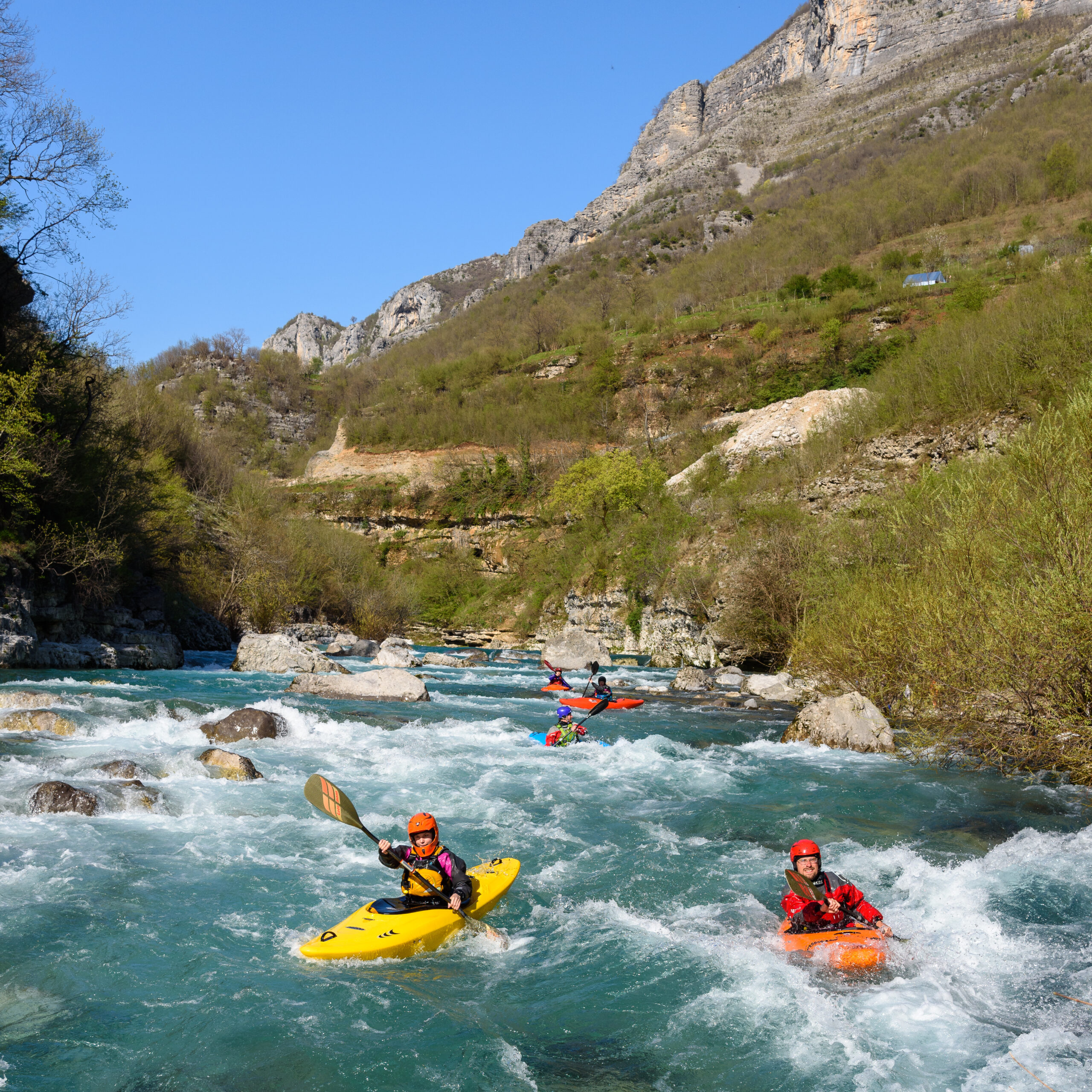 Beitrag: Shkodra Kayak City – Albaniens Traumflüsse - Cemi Breuel Auf dem Cemi nahe Tamara.