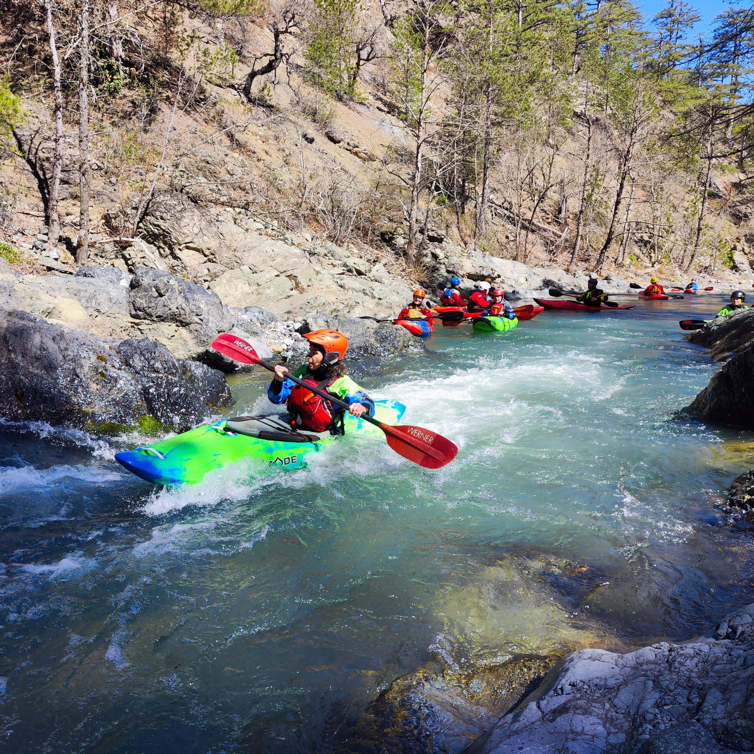 3000_perivoliotiko_surf Surfen am verspielten Perivoliotiko.Technisch – die Einfahrt in den Kalaritikos-Canyon. | Foto: Christoph Scheuermann