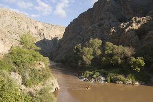 Wasserreiche Quellen entströmen dem Schluchtenfels – und versorgen die Paddler mit Trinkwasser.