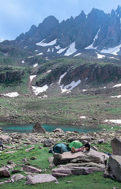 Camp im Hochgebirge mit Privatstrand.