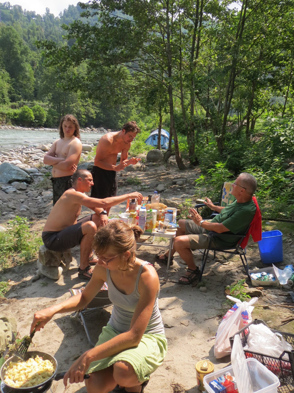 Fühstück am Tunca-Camp.