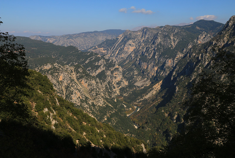 Der gewaltige Felsenspalt des Arachthos-Canyon.