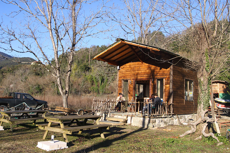 Das kleine Café am Arachthos-Camp.