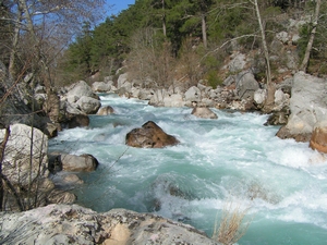 Ungezähmte Wasser des Manavgat bei Üzümdere.