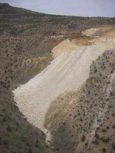 Naturnahe Wasserkraft? – Steinbruch und Abraumhalde zum Bau der Göksu-Dämme.