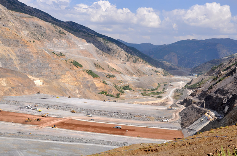 Blick von oben auf die Baustelle des Kigi-Staudamms – nach Fertigstellung wird der Peri Suyu 170 m tief eingestaut.