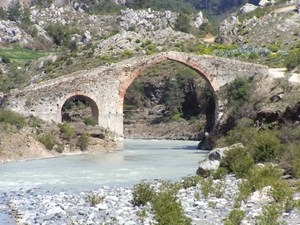 Seit 2011 im Stausee versunken: die Bogenbrücke bei Akköprü.
